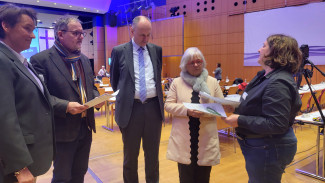 Übergabe der Unterschriften an OKR Stefan Reimers und Synodalpräsidentin Dr. Annekathrin Preidel (v.l.n.r.: Bettina Herrmann, Stefan Helm, Stefan Reimers, Dr. Annekathrin Preidel, Anne-Lore Mauer)